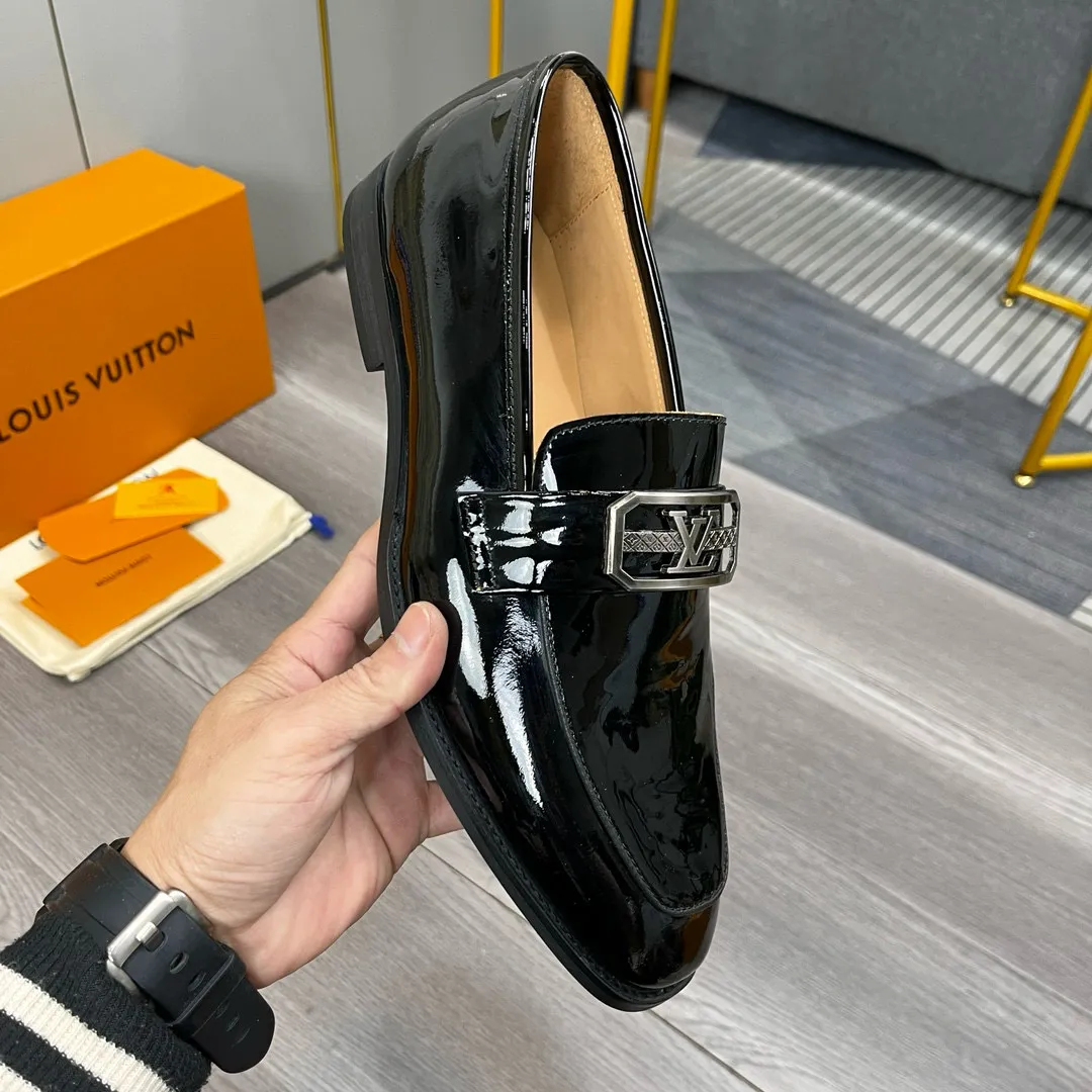 Factory price: 520💰-(LV) men’s formal leather shoes! Genuine molded horsebit, a classic must-have for your shoe cabinet! The feet are particularly delicate! This Gucci original version is a set last, and we are consistent with the counter! Therefore, it is more comfortable in terms of last shape and comfort! Take it to the counter and compare at will! Good shoes are more than just what they make! But grasp the essence from the inside out! Material: Imported first-layer cowhide! Genuine leather outsole imported from Italy, size: 39-44 (38/45 customized, non-refundable)